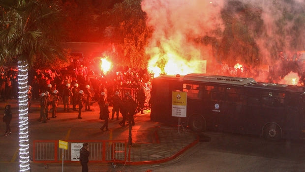Ολυμπιακός: Απαλλάχθηκε για τα επεισόδια στο ντέρμπι, πρόστιμο για τα υβριστικά