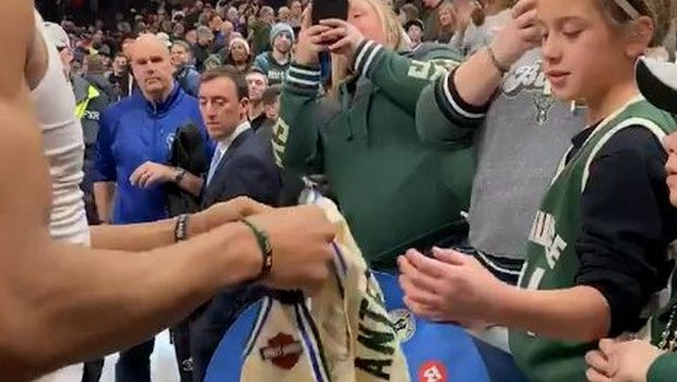 Ο Γιάννης Αντετοκούνμπο χάρισε τη φανέλα του σε νεαρή φίλαθλο των Μπακς