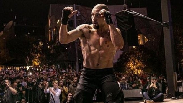 Whittaker: Αποσύρθηκε από την μάχη με τον Cannonier για να σώσει την κόρη του