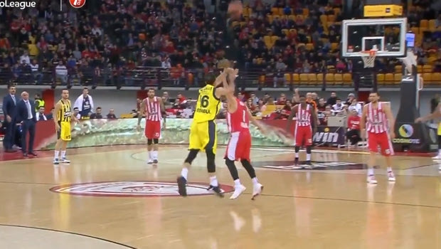 Ολυμπιακός – Φενέρμπαχτσε: Το buzzer beater του Σλούκα πολύ πίσω από το κέντρο