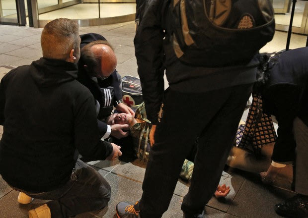 Πρώτες βοήθειες από το γιατρό του Ολυμπιακού σε “ερυθρόλευκο” φίλαθλο