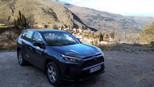 Toyota: Το νέο RAV4 Hybrid “δίνει ρέστα”