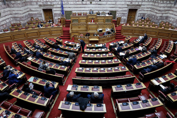 LIVE από τη Βουλή η συζήτηση για την τροπολογία Αυγενάκη