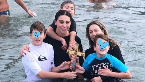 Η Ολυμπία Χοψονίδου και οι υιοί Σπανούλη βούτηξαν για τον Σταυρό