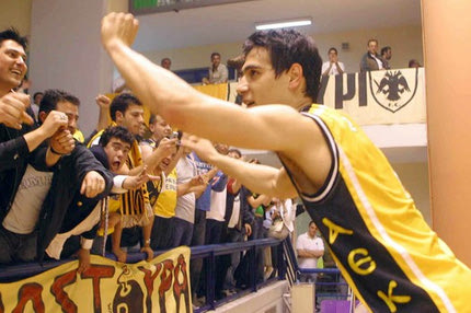 Ζήσης για ΑΕΚ: “Μια του κλέφτη, δυο του κλέφτη, τα καταφέραμε”