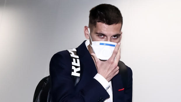 Κορονοϊός: Με μάσκες στο Λονδίνο οι παίκτες του Ολυμπιακού