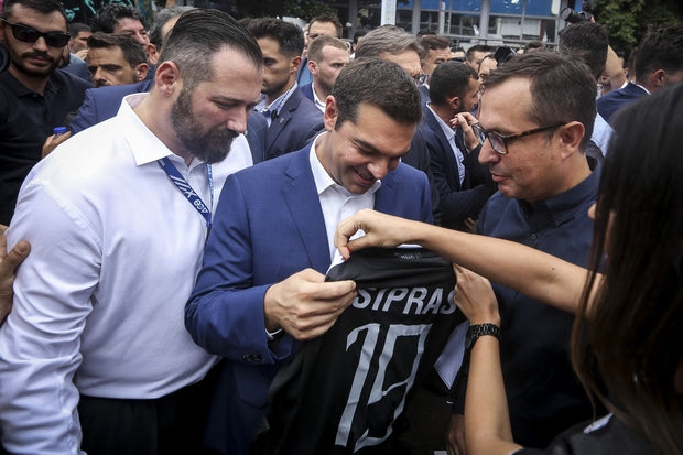Ο Τσίπρας και η φανέλα του ΠΑΟΚ με το Νο19