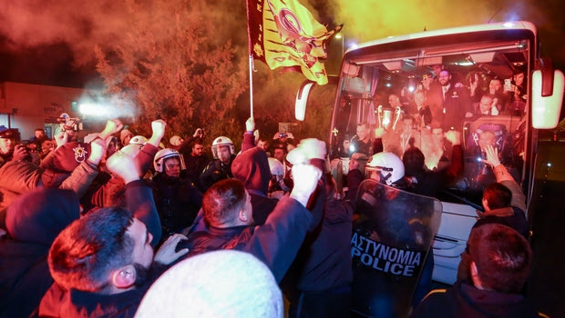 ΑΕΚ: Αποθέωση από οπαδούς στην άφιξη των Κυπελλούχων Ελλάδας
