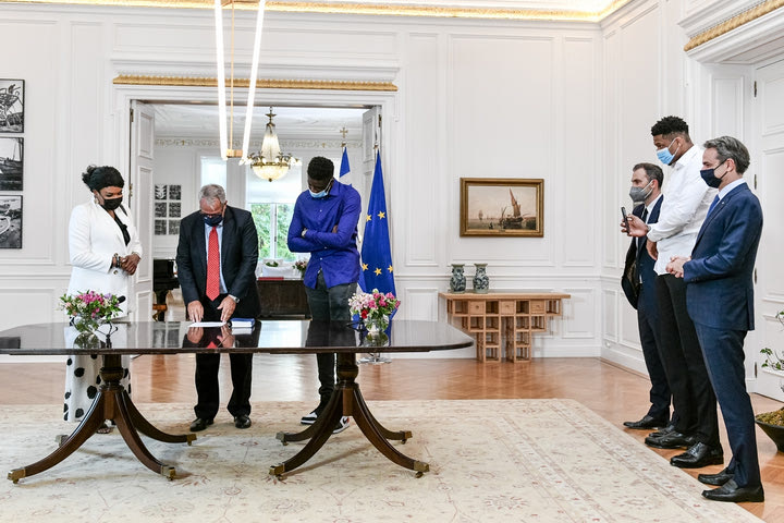Αντετοκούνμπο: Πολιτογραφήθηκαν Έλληνες η μητέρα του και ο μικρότερος αδελφός του στην τελετή ορκωμοσίας στο Μέγαρο Μαξίμου