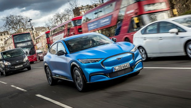 Τα 337 ηλεκτρικά άλογα της Mustang Mach-E βολτάρουν στο Λονδίνο