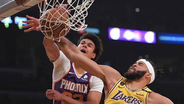 NBA: Ο Τζόνσον έκανε πόστερ τον ΜακΓκί και έπιασε κορυφή