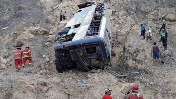 Λεωφορείο έπεσε σε χαράδρα και σκοτώθηκαν οκτώ φίλαθλοι της Μπαρτσελόνα SC