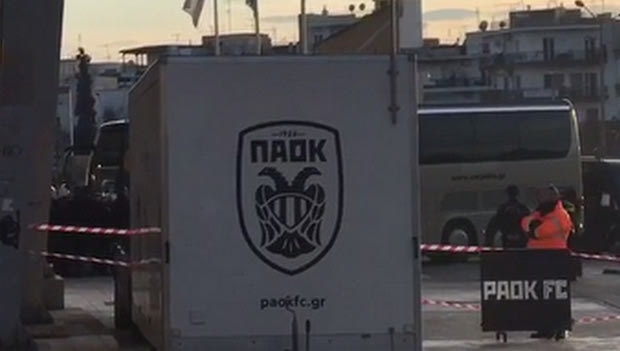 ΠΑΟΚ – Ολυμπιακός: Σε VIDEO η άφιξη της αποστολής των “ερυθρολεύκων” στην Τούμπα