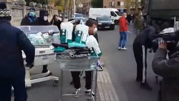 Οπαδοί της Ντινάμο Ζάγκρεμπ έβγαλαν θερμοκοιτίδες από ετοιμόρροπο μαιευτήριο