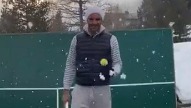 Ο Φέντερερ ξεσκονίζει… τα trick shots του μέσα στο χιόνι