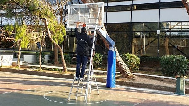 Κορονοϊός: Στη Γλυφάδα αφαίρεσαν τη στεφάνη από τις μπασκέτες λόγω απειθαρχίας των πολιτών!