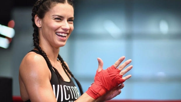 Adrianna Lima: “Με το μποξ ανακάλυψα την εσωτερική μου δύναμη”