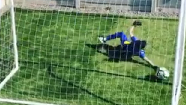Κορονοϊός: Πιτσιρικάς κάνει προπόνηση στο σπίτι και γίνεται viral