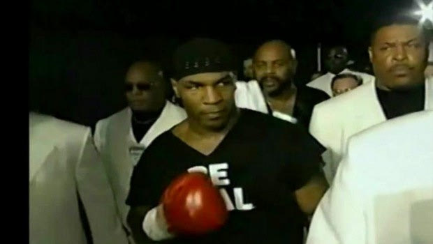 Η ανατριχιαστική είσοδος του Mike Tyson στην μάχη με τον Francois Botha