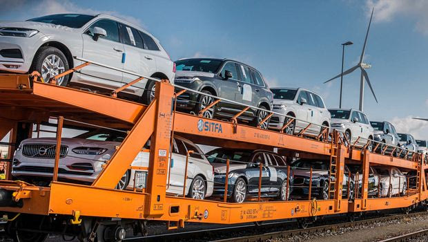 Η Volvo μεταφέρει με τρένα αντί με φορτηγά τα αυτοκίνητα