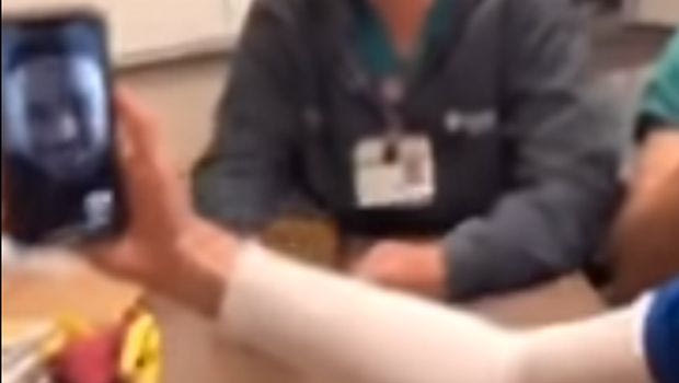 Κορονοϊός: Ο Κάρι ευχαρίστησε με βιντεοκλήση νοσοκόμα που φοράει την φανέλα του