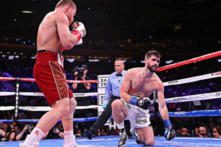 O Canelo διαλύει τον Rocky σε τρεις γύρους