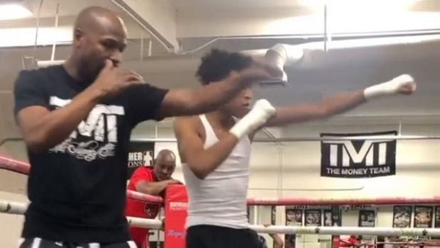 Ο Mayweather μαθαίνει τα μυστικά της πυγμαχίας στον γιο του Koraun