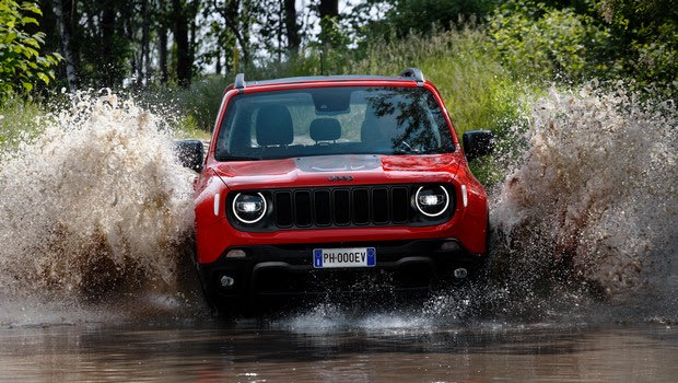 Τα υβριδικά Jeepμπαίνουν στο νερό και φορτίζονται
