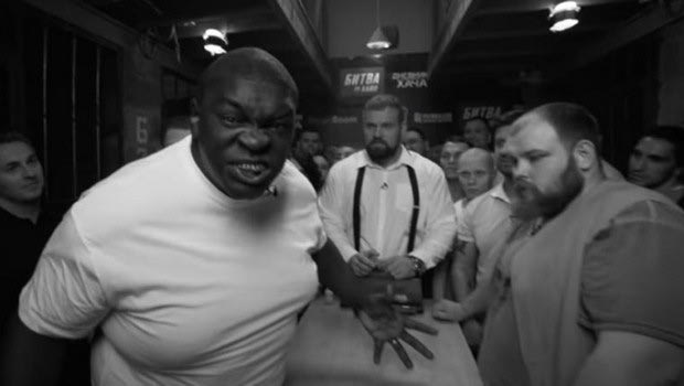 ΜΜΑer μπαίνει στο Russian Slapping Championships και χαστουκίζει τον πρωταθλητή