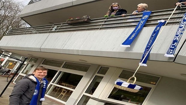 Κορονοϊός: O τερματοφύλακας της Σάλκε μοιράζει muffins στους οπαδούς