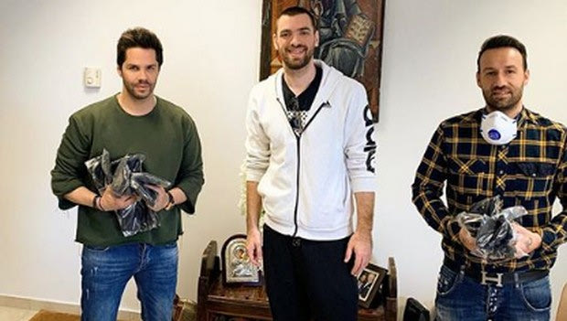 Η δωρεά του Βαγγέλη Μάντζαρη στον αντιδήμαρχο Περιστερίου Γιώργο Τσαλίκη
