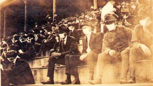 Στην πανδημία του 1918 οι θεατές φορούσαν μάσκες στις εξέδρες
