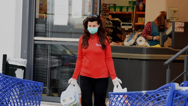 Μάσκα: Υποχρεωτική στα μέσα μεταφοράς, προαιρετική στα σούπερ μάρκετ