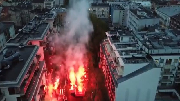 Οι οπαδοί της Κίελτσε αποχαιρέτησαν τον σταρ με καπνογόνα και μάσκες