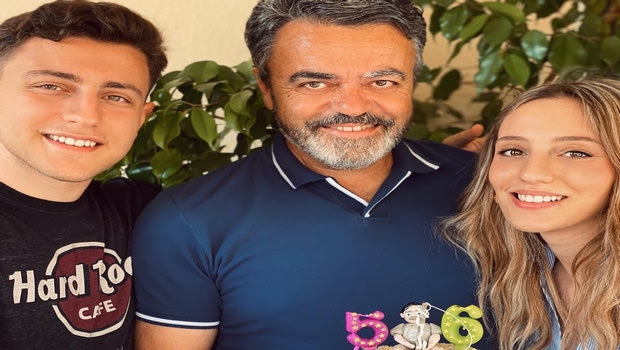 Η χιουμοριστική τούρτα έκπληξη της Άννας και του Διονύση Κορακάκη στον πατέρα τους