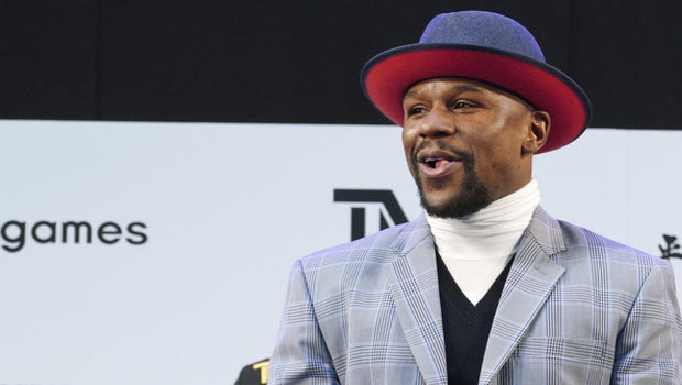 Ο Mayweather μαζί με αθλητές του Ολυμπιακού και του Παναθηναϊκού σε τουρνουά μπάσκετ
