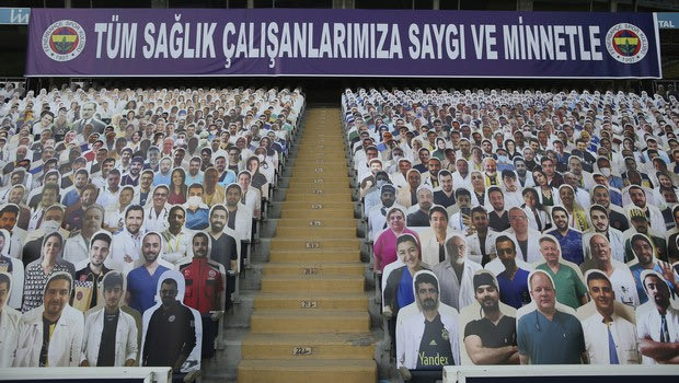 Έβαλε ομοιώματα γιατρών και νοσοκόμων στο γήπεδό της η Φενέρμπαχτσε