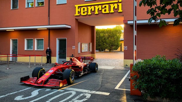 Ο Τσαρλς Λεκλέρκ έβγαλε τη Ferrari στους δρόμους του Μαρανέλο