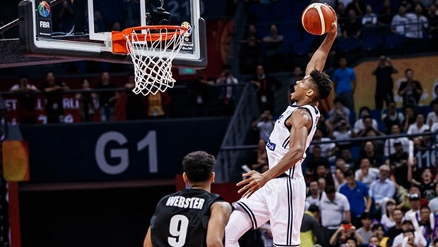 FIBA: Γιάννης Αντετοκούνμπο vs Κρίσταπς Πορζίνγκις για το κάρφωμα της δεκαετίας