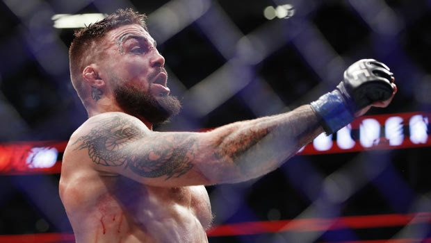 Ένας τύπος και το κορίτσι του στο οκτάγωνο