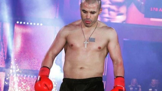 Ο Ζαμπίδης στέλνει στο καναβάτσο τον Paul Shearing με τρομερό αριστερό!