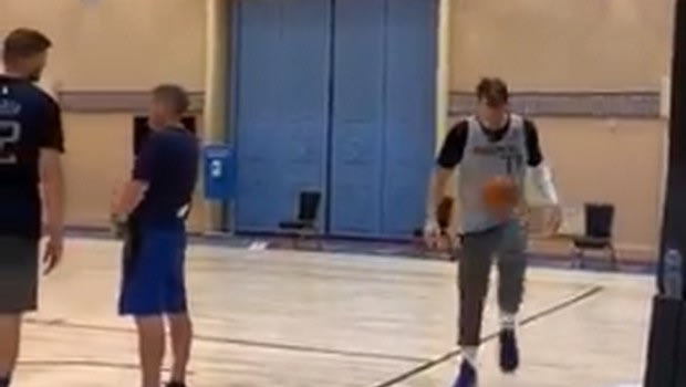 Ντόντσιτς όπως… Μέσι, έκανε ποδοσφαιρικά κόλπα με μπάλα του μπάσκετ