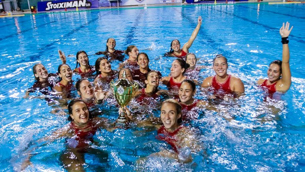 Stoiximan.gr Final 4: Η απονομή του τροπαίου στις ερυθρόλευκες