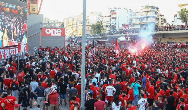 Ολυμπιακός: Χιλιάδες οπαδοί έξω από το Γεώργιος Καραϊσκάκης