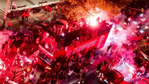 Ο γύρος θριάμβου του Ολυμπιακού στο Πασαλιμάνι από Drone