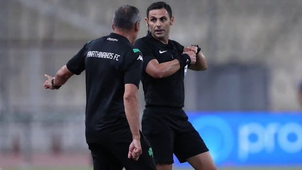 Παναθηναϊκός – Ολυμπιακός: Ο έξαλλος Δώνης έστειλε τον Κομίνη πίσω στο VAR