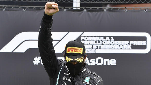 Formula 1: Με υψωμένη γροθιά πανηγύρισε ο Λιούς Χάμιλτον