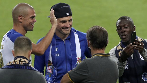 Πόρτο: Οι παίκτες έδωσαν το Κύπελλο στον Κασίγιας
