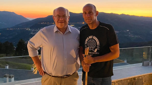 Ολυμπιακός: Ο Δήμαρχος Μετσόβου τίμησε με γκλίτσα τον Παναγιώτη Αγγελόπουλο