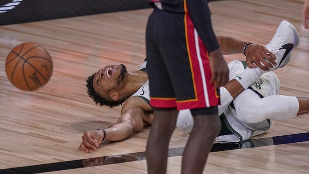 Τέλος ο Γιάννης Αντετοκούνμπο από το Game 4 με τους Μαϊάμι Χιτ